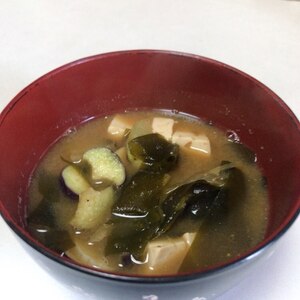 豆腐とわかめとナスのお味噌汁